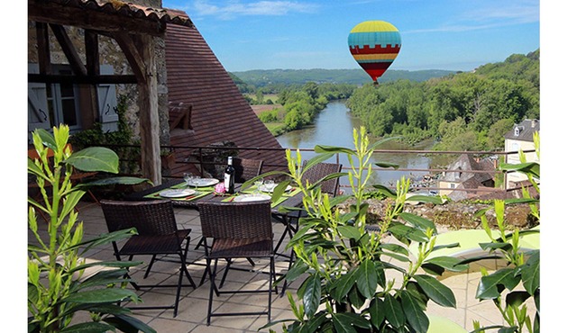 A 14th century Stoneroofed house with a panoramic garden in Beynac.