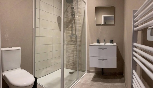 A 15min du Parc D'attractions Le Pal ! Studio Meublé Résidence Neuve Plain Pied