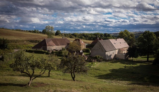 A 17th century winemaker lodge in a peaceful valley, surrounded by vineyards.
