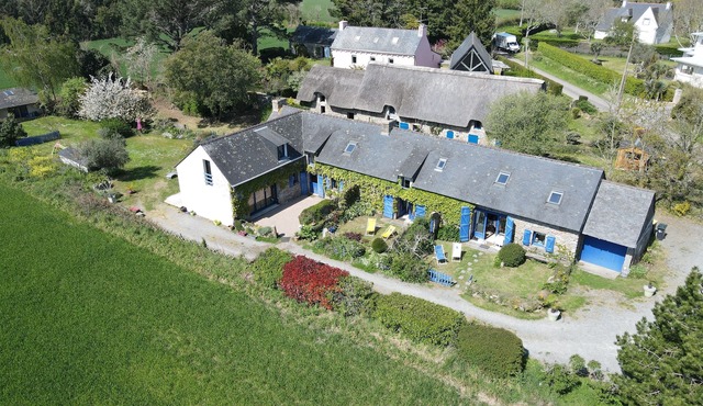A 18 min walk from the sea, pretty Breton house with garden will delight you!