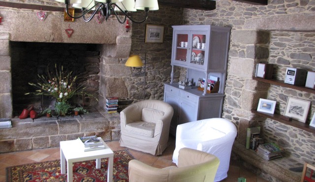 A 18th century, peaceful, charming, mod cons, family house. Sun. Fenced garden