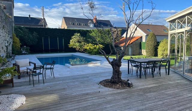 A 1h15 de Paris, Grande Maison de Ville, Piscine Chauffée, Proximité Halage