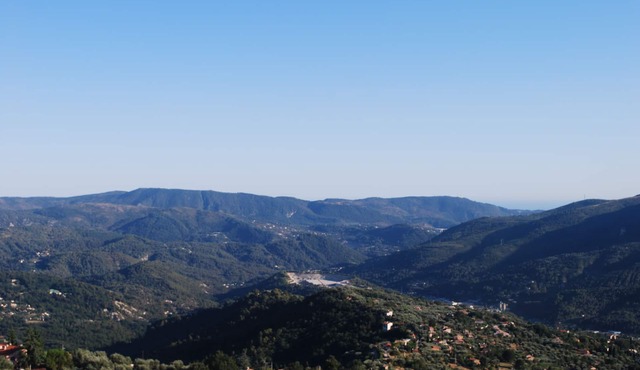 A 2 bedrooom 2 bath home home with stunning, elevated views, 24km from the sea.