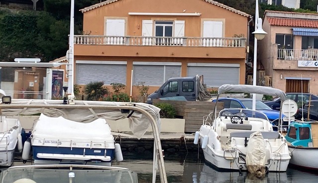 A 2 pas de la Plage des Oursinieres