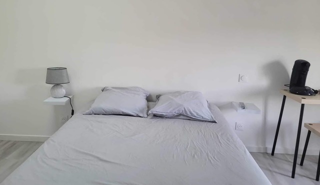 A 2 pas de la Sortie 38 de L'autoroute Dans un Lieu Convivial et à la Campagne