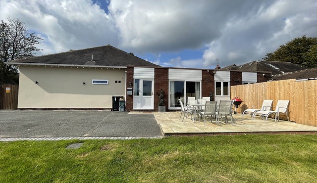 A 3 bed property located on private grounds at the Top of the Ridge in Cheshire.