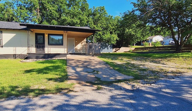 A 3-bedroom house in NE Fort Worth with WiFi, AC, and plenty of parking.