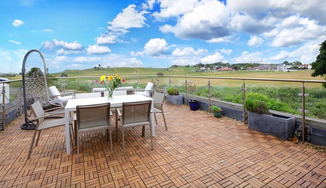 A 3-bedroom luxury holiday home with panoramic views of Gullane’s golf courses.