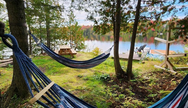 A 30 Minutes de St-sauveur, Chalet Tout Équipé, Spa, Bord de lac