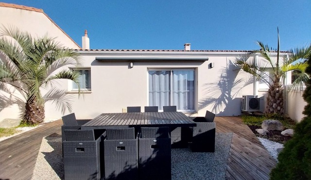 A 300 m Plage 800 m Commerces 6 Couchages 107 m2- 4 Plain-pied Internet