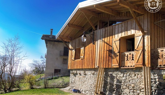 A 30km D'albertville et à 40km de Chambéry, Dominant le Val Gelon, Petite Vallée Située Entre le Par