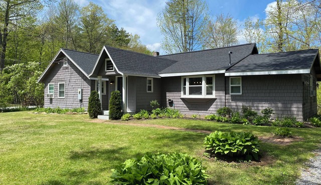 A 3BR modern traditional getaway only 6 minutes to Downtown Saratoga