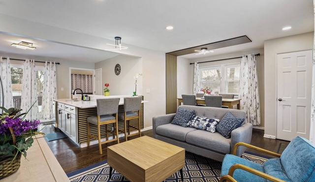 A+: 4BR 3BT House w/2 Living Rooms