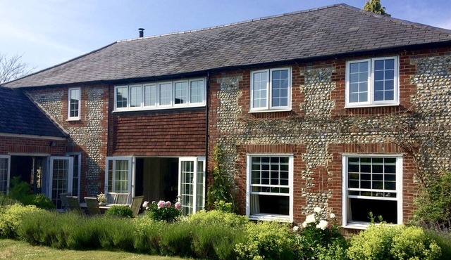 A 5 bedroom converted barn with hot tub - between the sea and the Downs