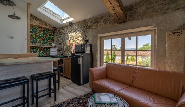 A 5 Min. de Carcassonne, Gîte -appart. du Troubadour Aznavour en Pleine Nature