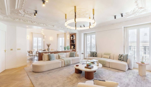 A 5BR/4BA Duplex w/Services in La Madeleine-Opéra