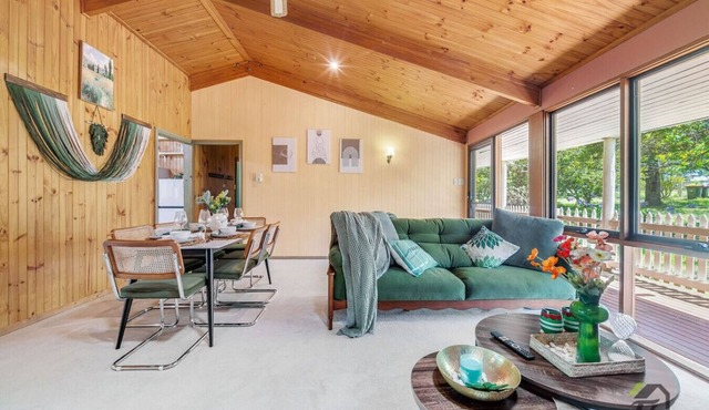 A 6-bedroom home that accommodates 16 people, featuring a home cinema and air conditioning