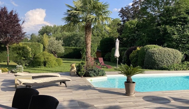 A 6 KM FROM THE LAKE ANNECY VILLA GARDEN LIGHT AND WITH TREES HEATED POOL