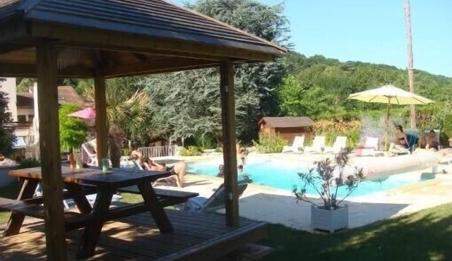 A 70sq.m apartment in a villa with secure swimming pool. Near to Paris.