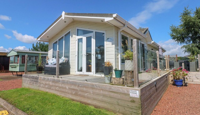 A AND C LODGE-PLOT 21, pet friendly, with hot tub in Armathwaite