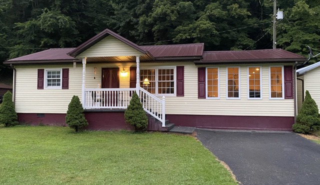 A & B TRAIL HOUSE @ Hatfield-McCoy Trails, 5 Beds Plus Futon 2 Couches & 2 Baths