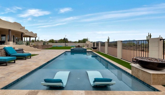 A Backyard Dream! Pool/Spa/Fire-Pits/PickleBall/BasketBall/Ping-Pong/Cornhole