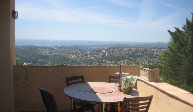 A balcony overlooking the Mediterranean: 20m2 terrace, private parking, bright.