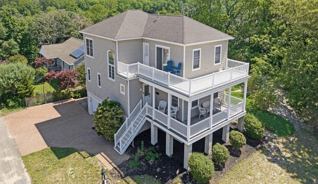 A Bayfront Beauty in Historic Townbank 4 Bedroom 2.5 Bath sleeps 9