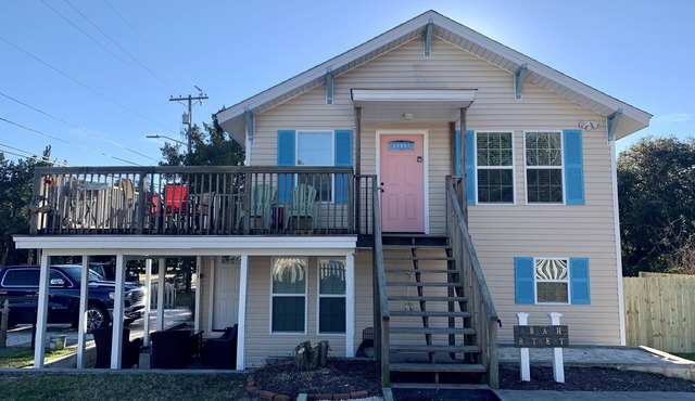 A Beach Retreat Up-Hot tub, pet-friendly, 2 blocks to beach