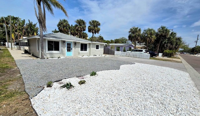“A” Beachy Keen Cottage! Just Steps From Indian Rocks Beach!