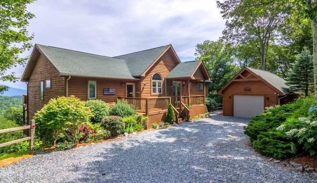 A Bear's Eye View - 10 min to Boone, Views, pets OK, pool table, hot tub!