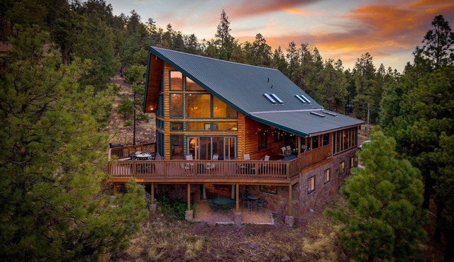 A Bear's View Luxury Cabin 4Bd/4.5Ba 8 Beds Sleeps 12 Great ski/summer getaway!