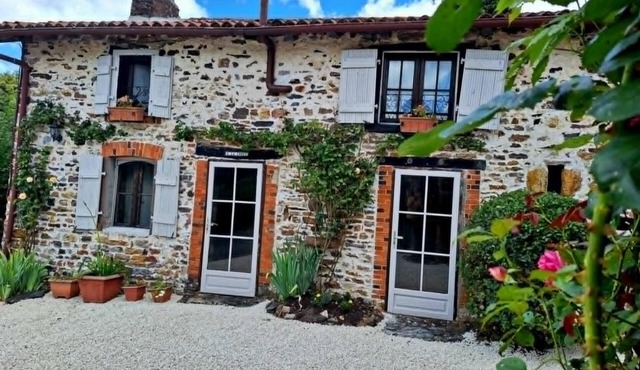 A beautifully restored barn with private wood fired hot tub . Bussiere Poitevine