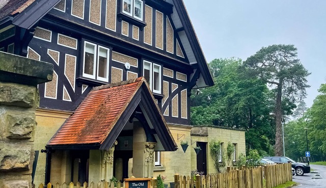 A beautifully renovated 5 Bedroom House with outdoor space and private Garden