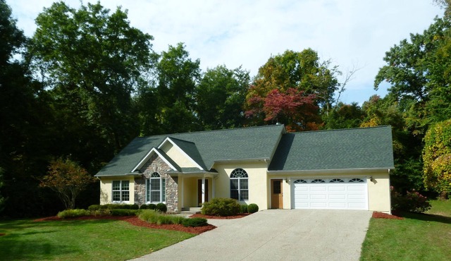A beautiful 1400 sq. ft. Cottage in the Woods, just 5 minutes from Flushing.