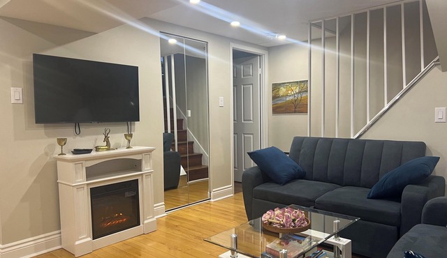 A beautiful 3 bdrm apt, located 10' from Pearson Airoport