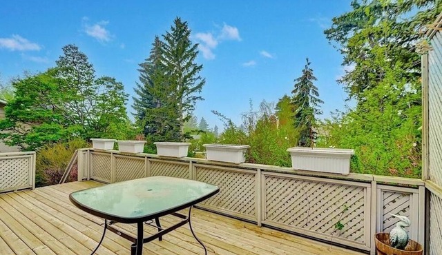 A beautiful 3-level split house - near U of C and C-train