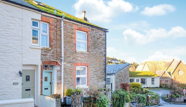 A beautiful and very spacious Cornish stone cottage with superb estuary views.