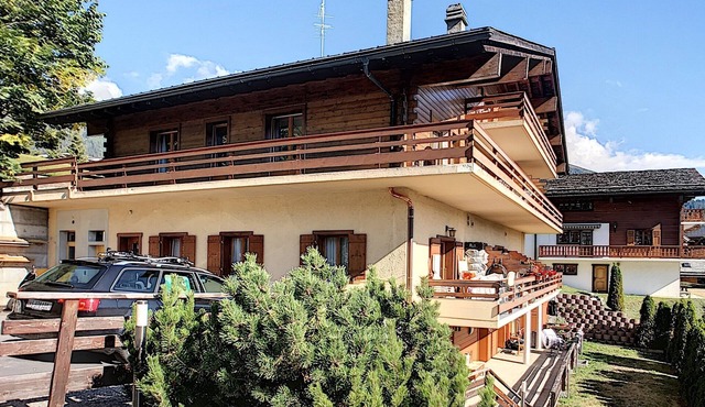A beautiful apartment composed of an entrance hall opening onto an open kitchen with dining room, a