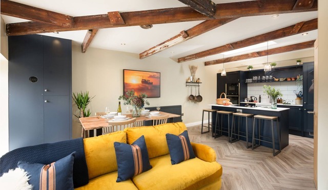 A beautiful apartment in Newlyn with two bedrooms and two bathrooms, just a short stroll from the ha