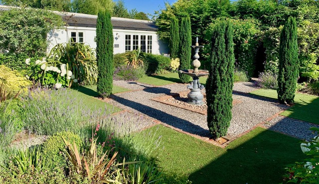 A beautiful, boutique annexe, situated in a peaceful courtyard (pets welcome).
