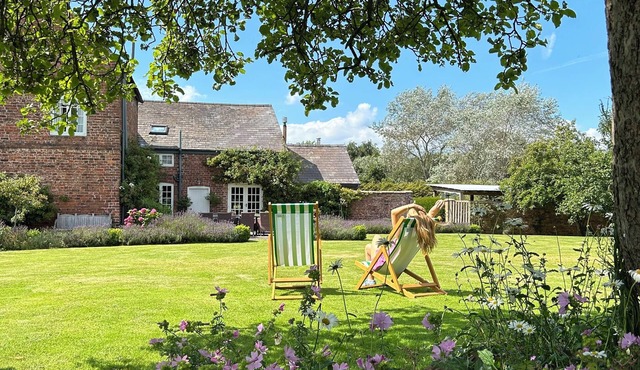 A Beautiful Country Home set within its own grounds. Sleeps 12