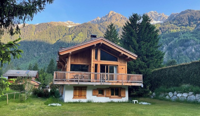 A beautiful chalet with a terrace and garden
