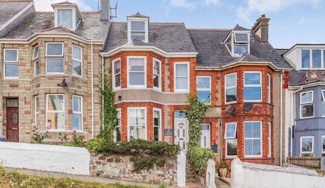 A beautiful large terraced house within 5 minutes walk to the beach and town.