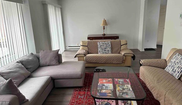 A beautiful newly renovated bright and clean upper apartment in Côte St-Luc
