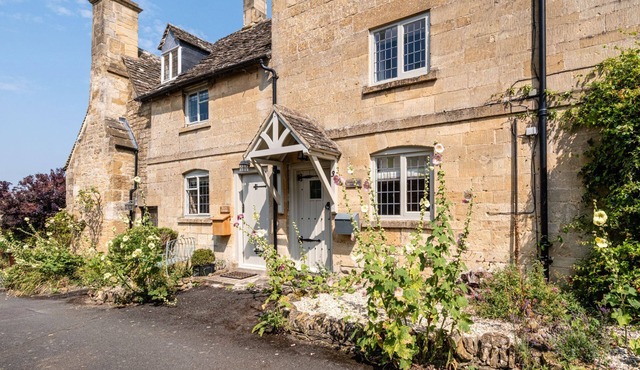 A beautiful quintessential Cotswold Cottage - Honeysuckle Cottage, Stanton