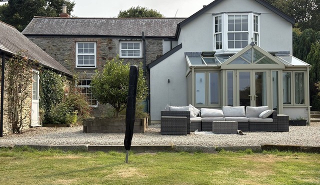 A beautiful spacious property that sleeps 8 and welcomes dogs