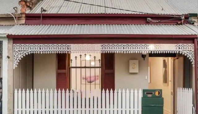 A Beautiful Terrace House With Parking & Courtyard