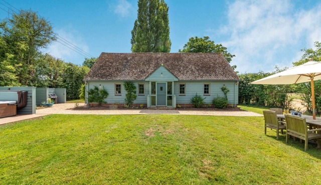 A beautiful three bedroom dog friendly holiday home near Oxford - Brook Cottage