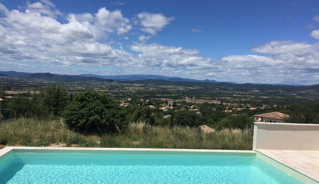 A beautiful villa with a spacious heated pool that will enchant your vacations.